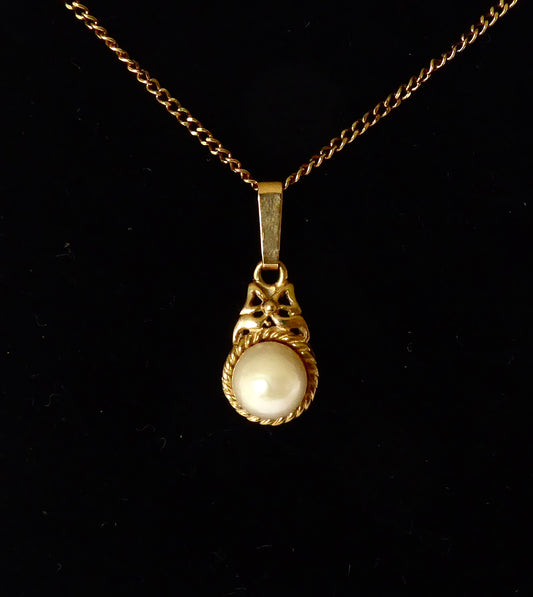 9ct.Pearl Pendant