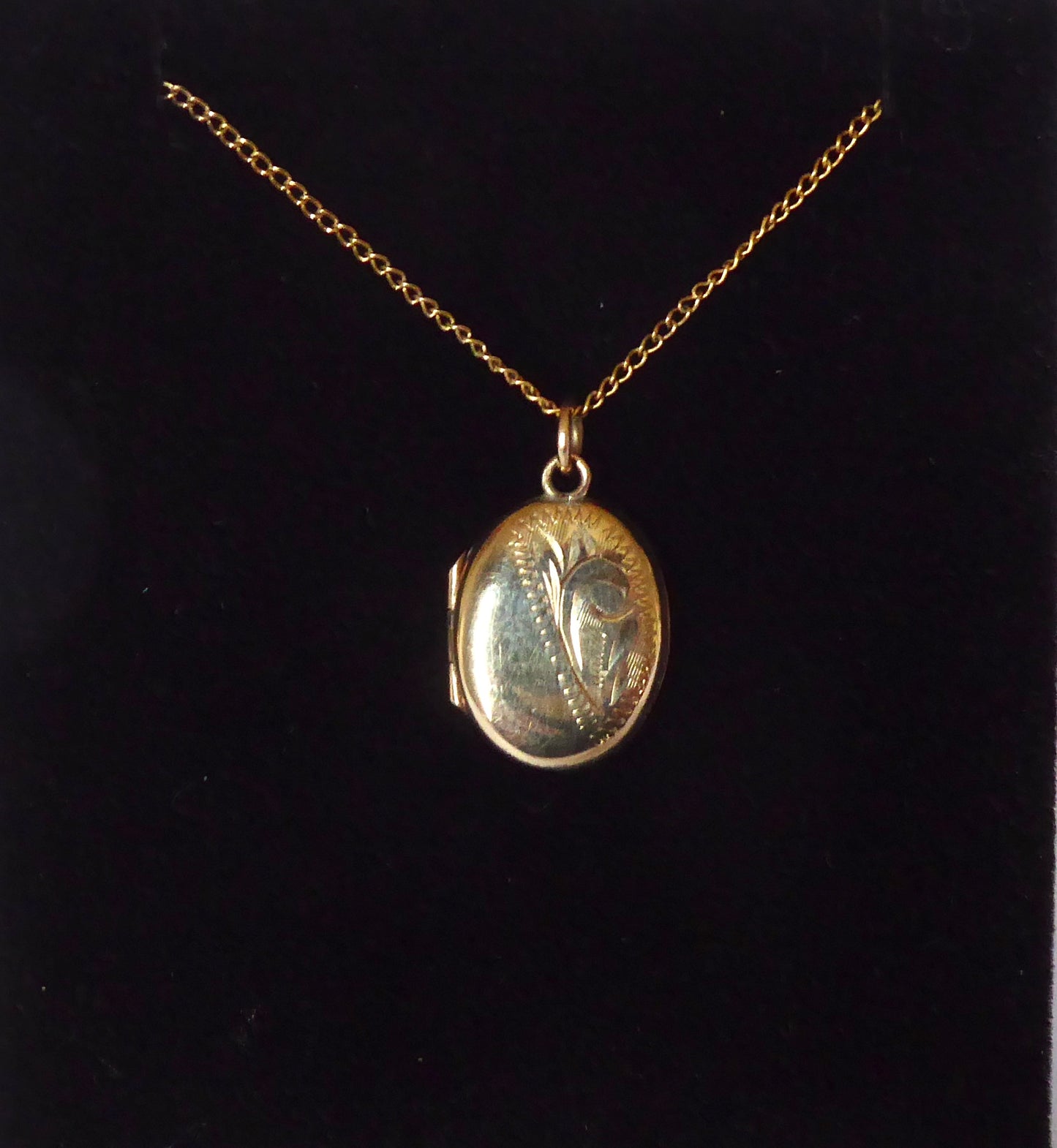 Oval Gold. Locket and Chain