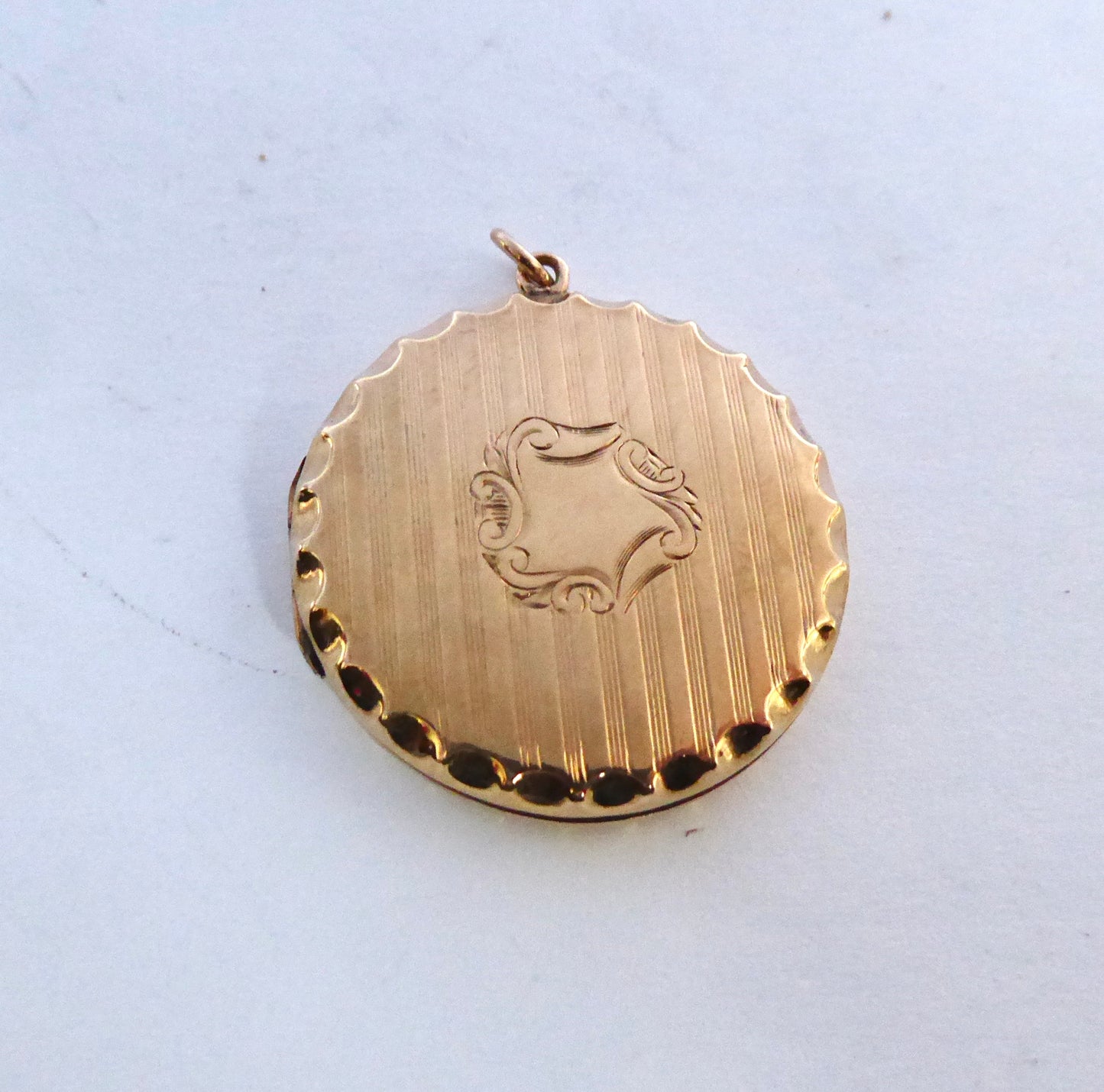 9ct. Reeded Design Locket