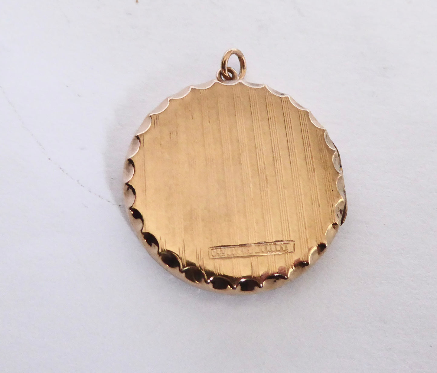 9ct. Reeded Design Locket
