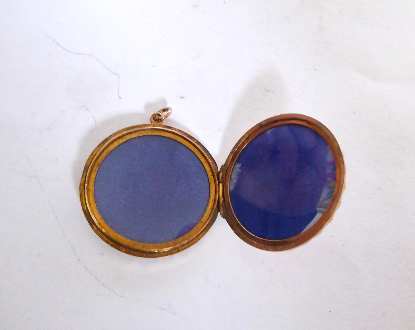 9ct. Reeded Design Locket