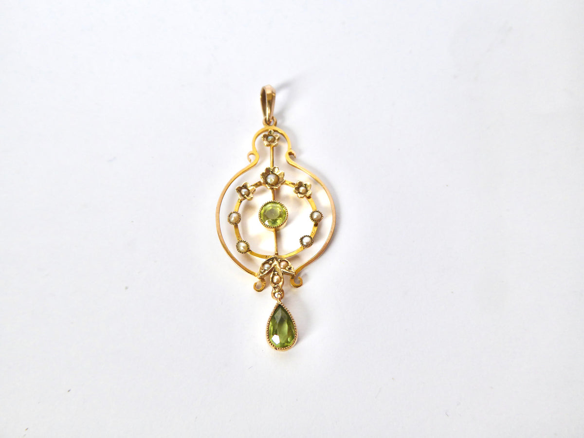 Peridot & Pearl Pendant 9ct.